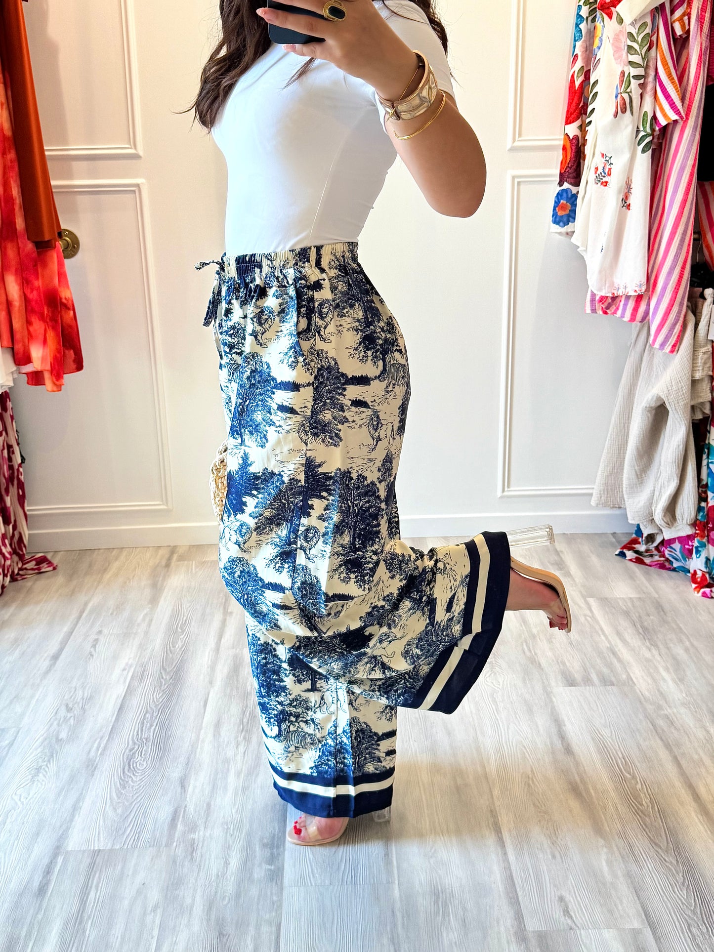 Pantalon Camille – Toile de Jouy soyeuse & allure chic