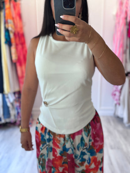 Débardeur Inès – Blanc, minimaliste et twisté avec style 🤍