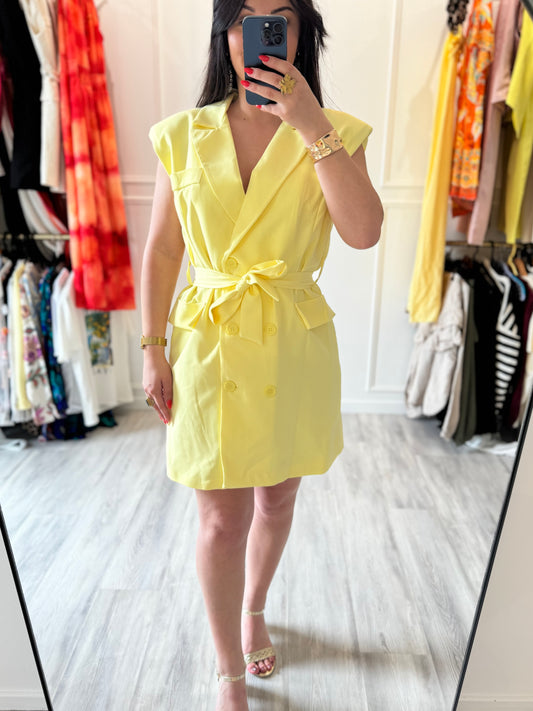 Clara – La robe blazer jaune fraîcheur
