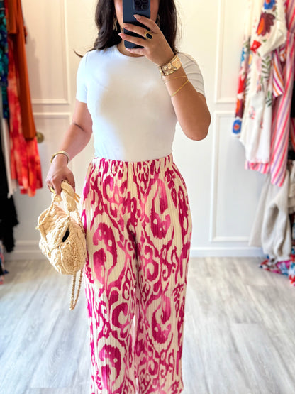 Pantalon Alma – Plissé fluide & imprimé fuchsia vibrant 🌸