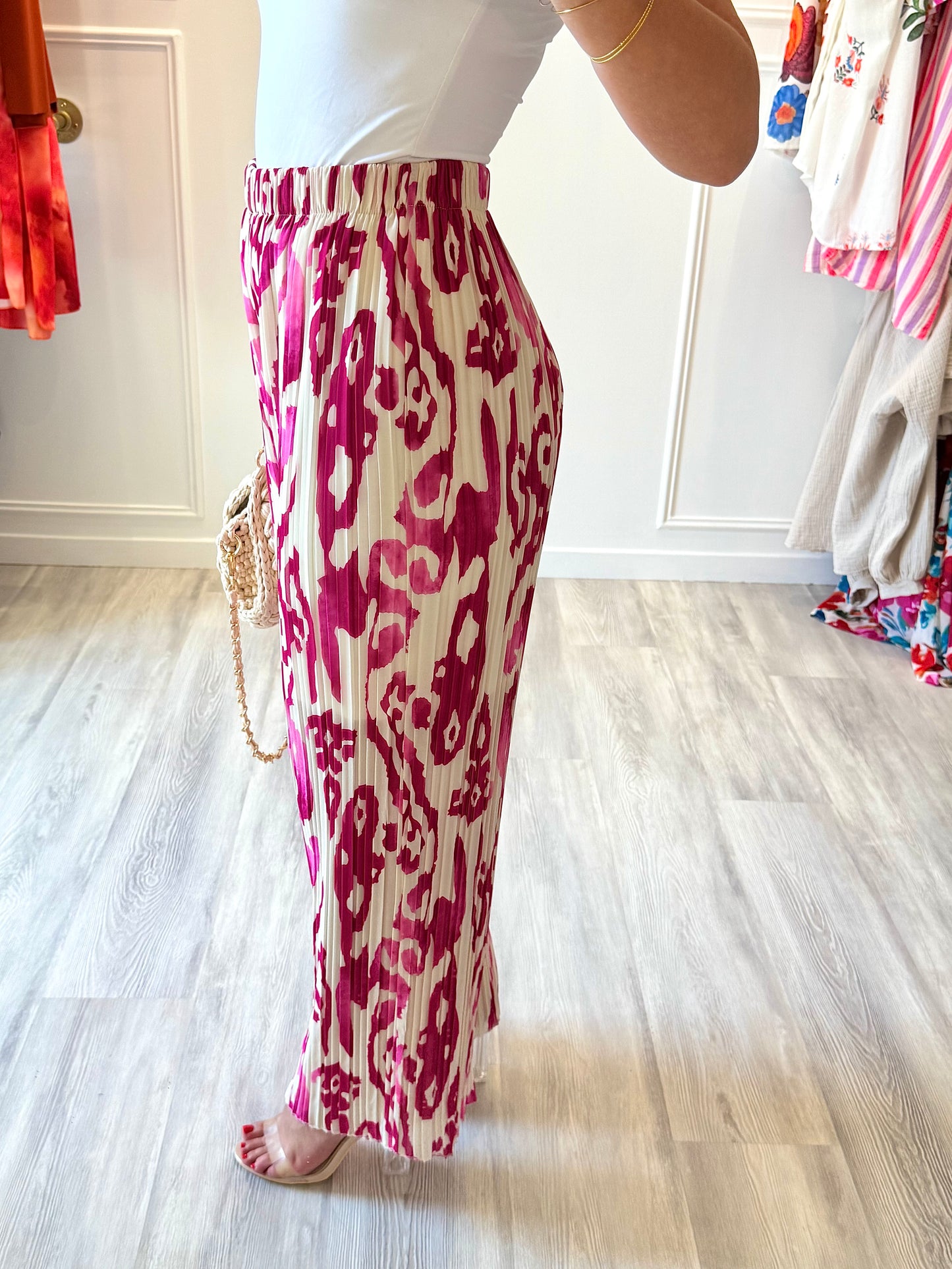 Pantalon Alma – Plissé fluide & imprimé fuchsia vibrant 🌸