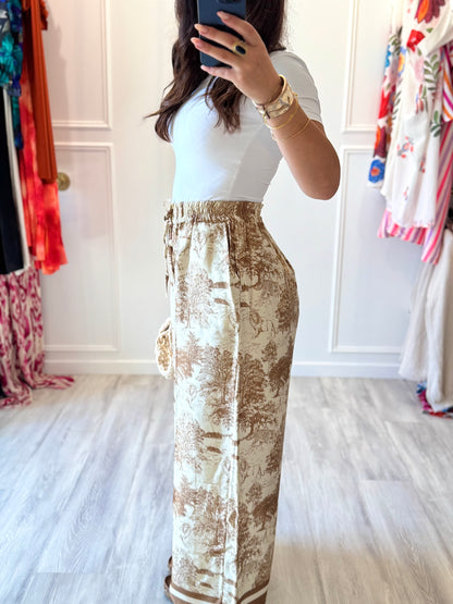 Pantalon Camille – Toile de Jouy caramel & élégance douce 🤎
