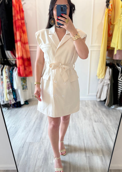 Clara – La robe blazer beige chic