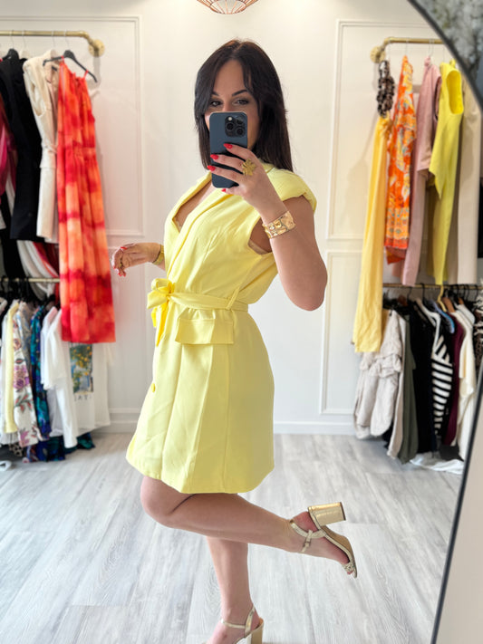 Clara – La robe blazer jaune fraîcheur