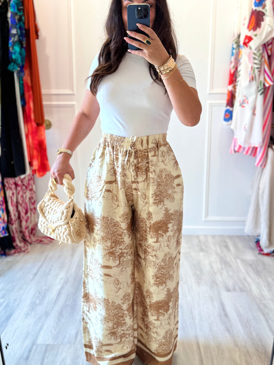 Pantalon Camille – Toile de Jouy caramel & élégance douce 🤎