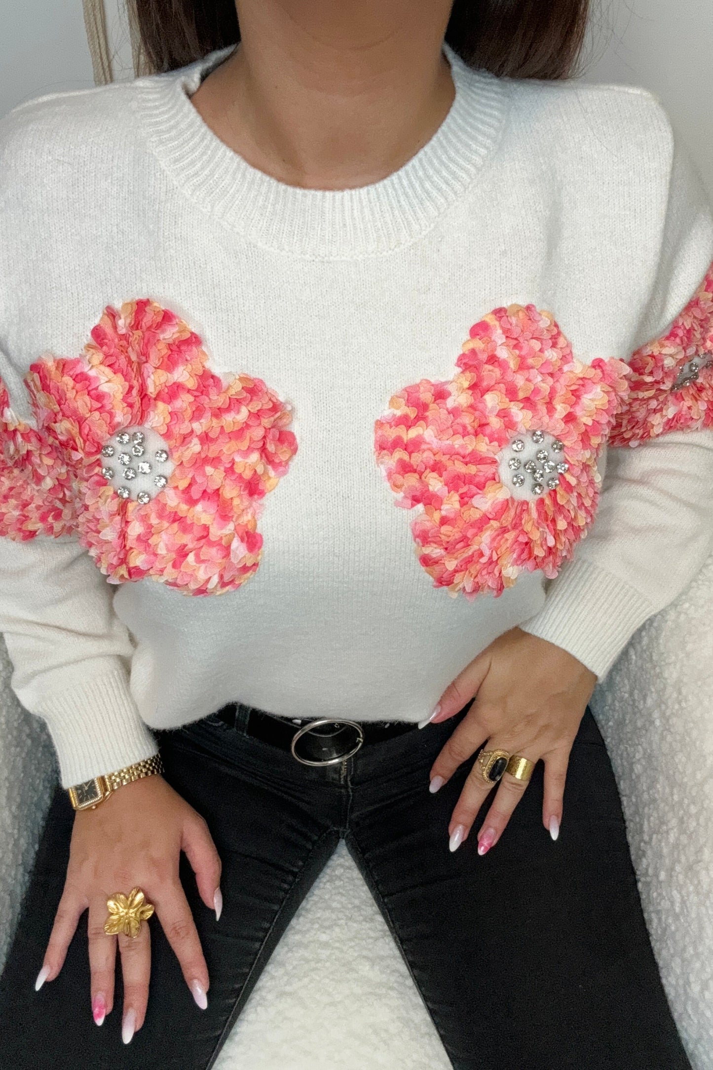 Pull blanc avec fleurs en relief