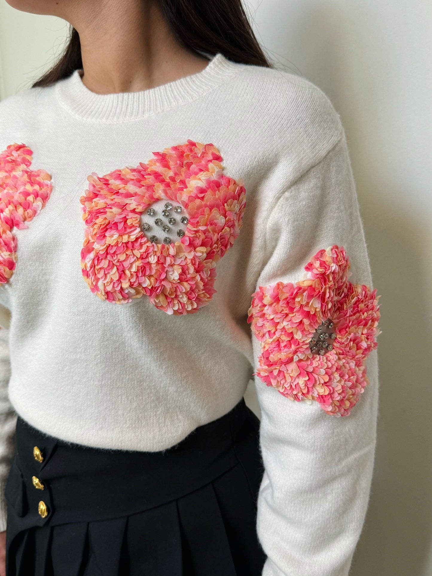 Pull blanc avec fleurs en relief