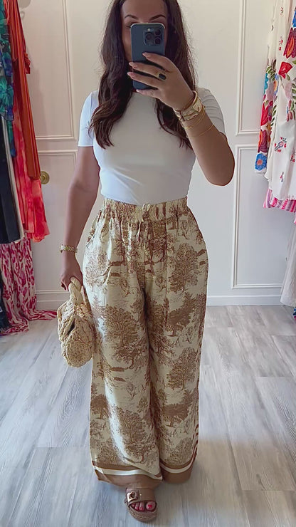 Pantalon Camille – Toile de Jouy caramel & élégance douce 🤎