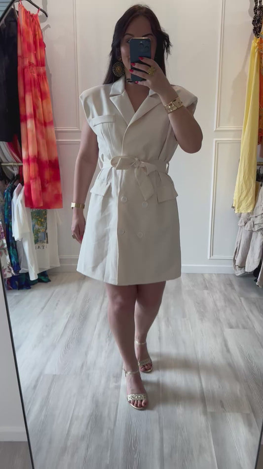 Clara – La robe blazer beige chic